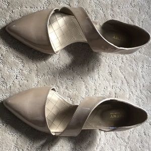 Beautiful brand new dressy nude patent pumps